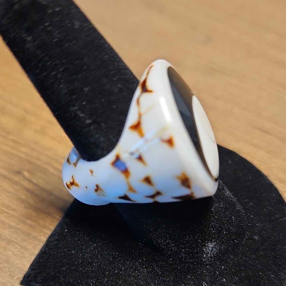 Elegant Black and White Carved Swirl Shell Ring - Picture 5 of 7
